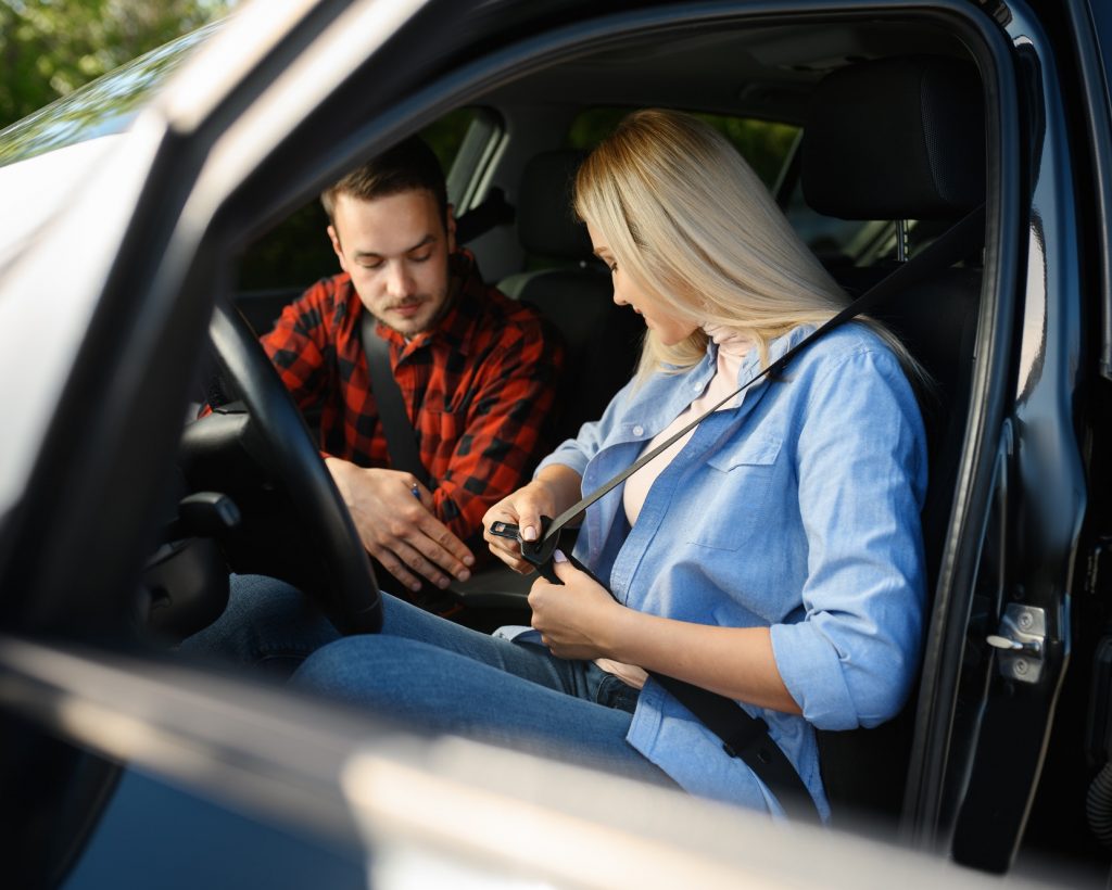 student-fastens-seat-belt-in-car-driving-school-1.jpg